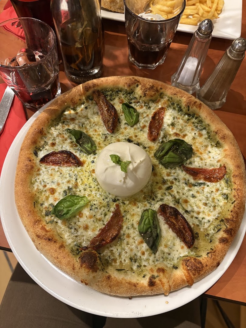 Une pizza à la burrata et au pesto chez Piccola Italia