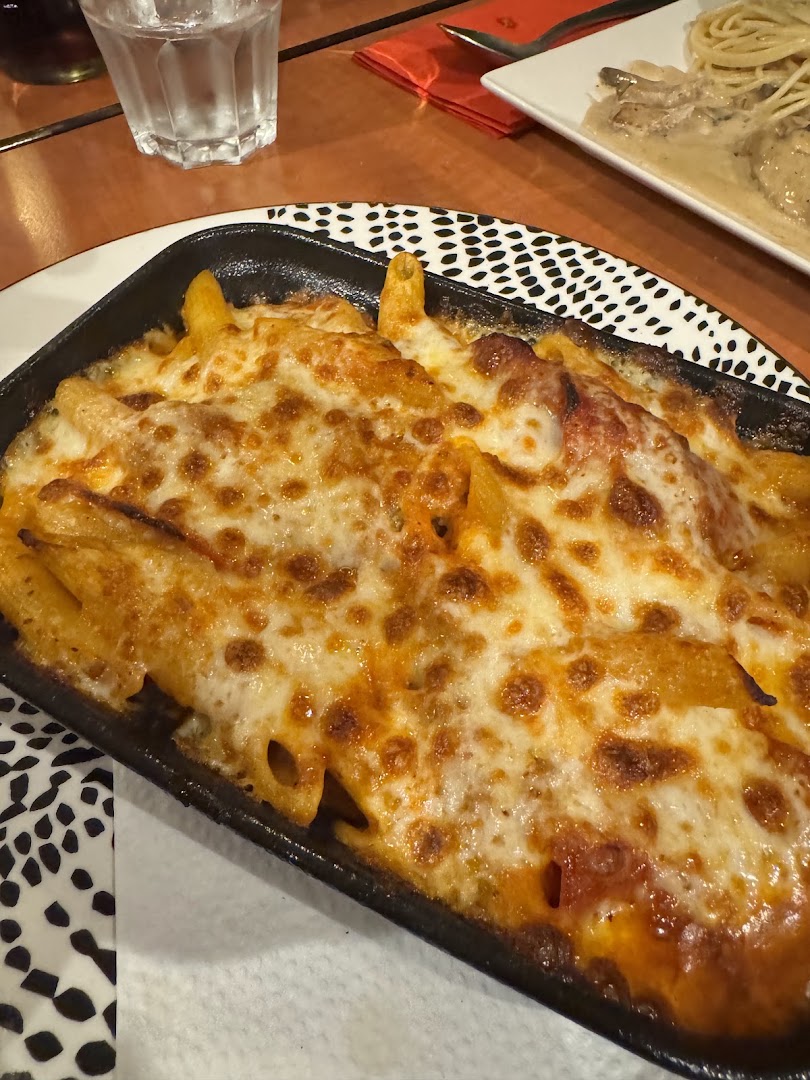Un plat de pâtes gratinées chez Piccola Italia