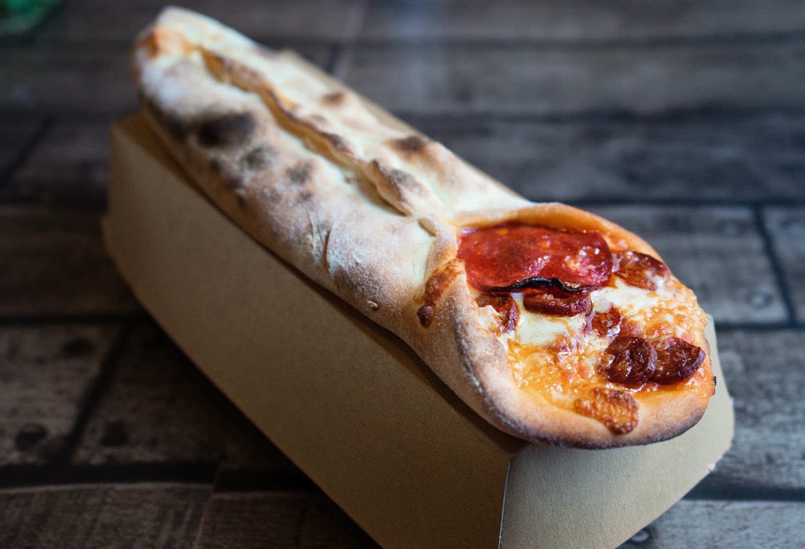 Une pizza allongée et pliée prête à partager